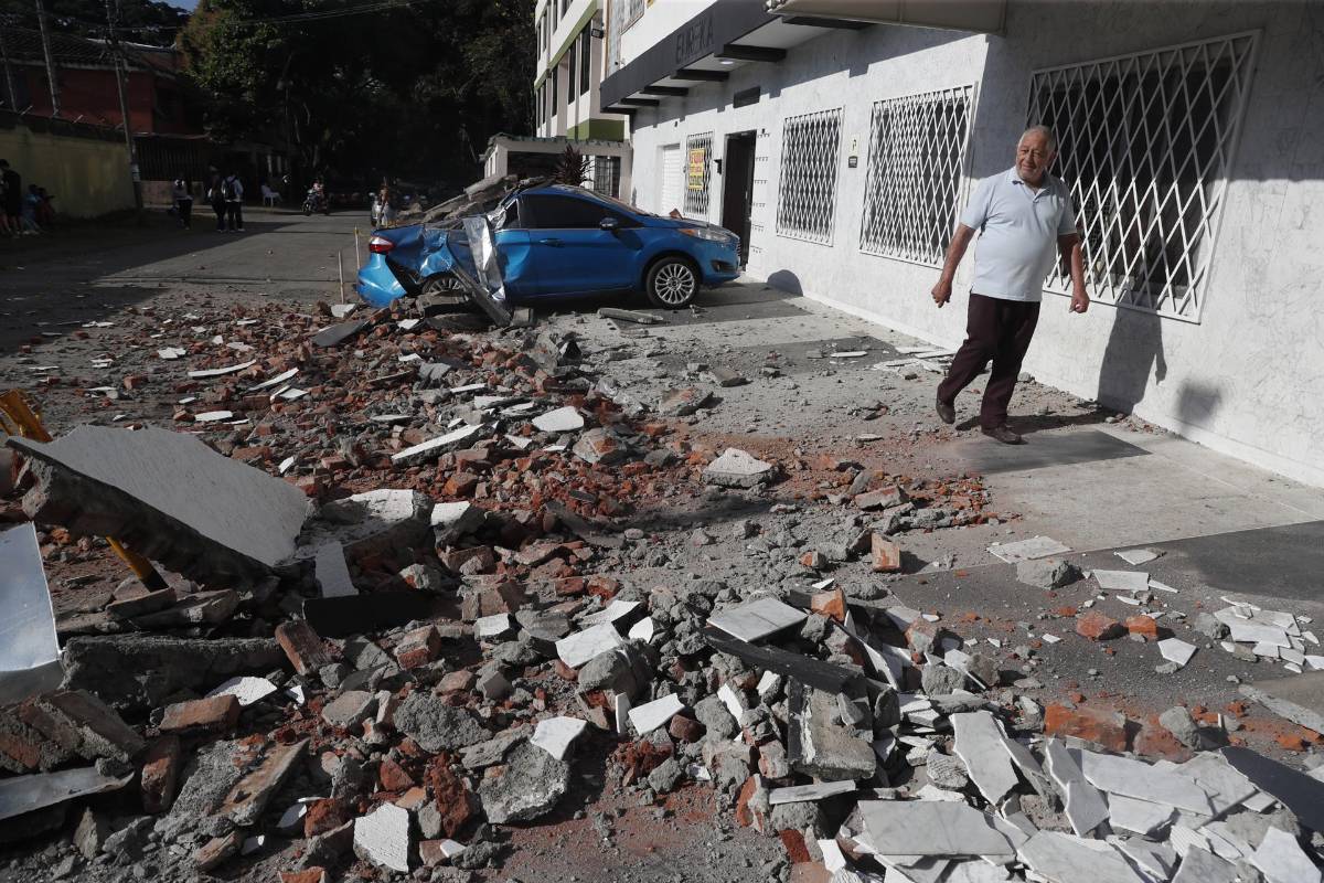 Hondureños quedan varados en Colombia tras terremoto luego de competir en festival folclórico
