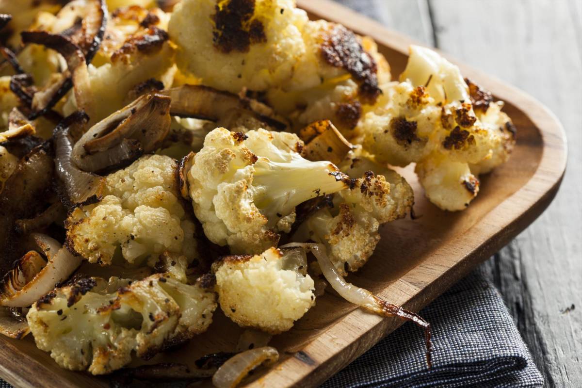 Acompaña a tus trozos de coliflor con cebolla y ajos también asados.