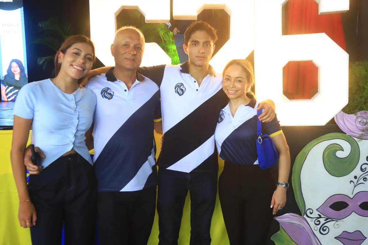 Seniors de la Western International festejan su entrada triunfal