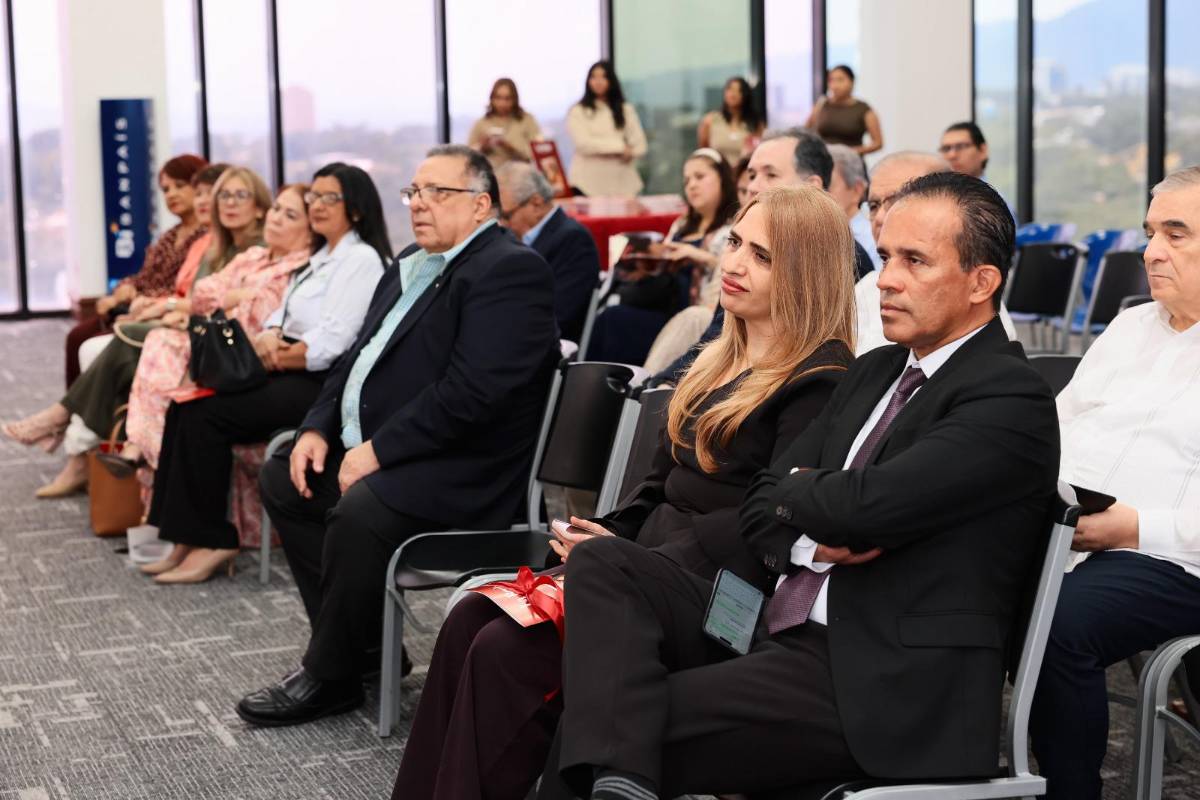 Así se vivió la presentación del libro La Bruja de María Luisa Fernández