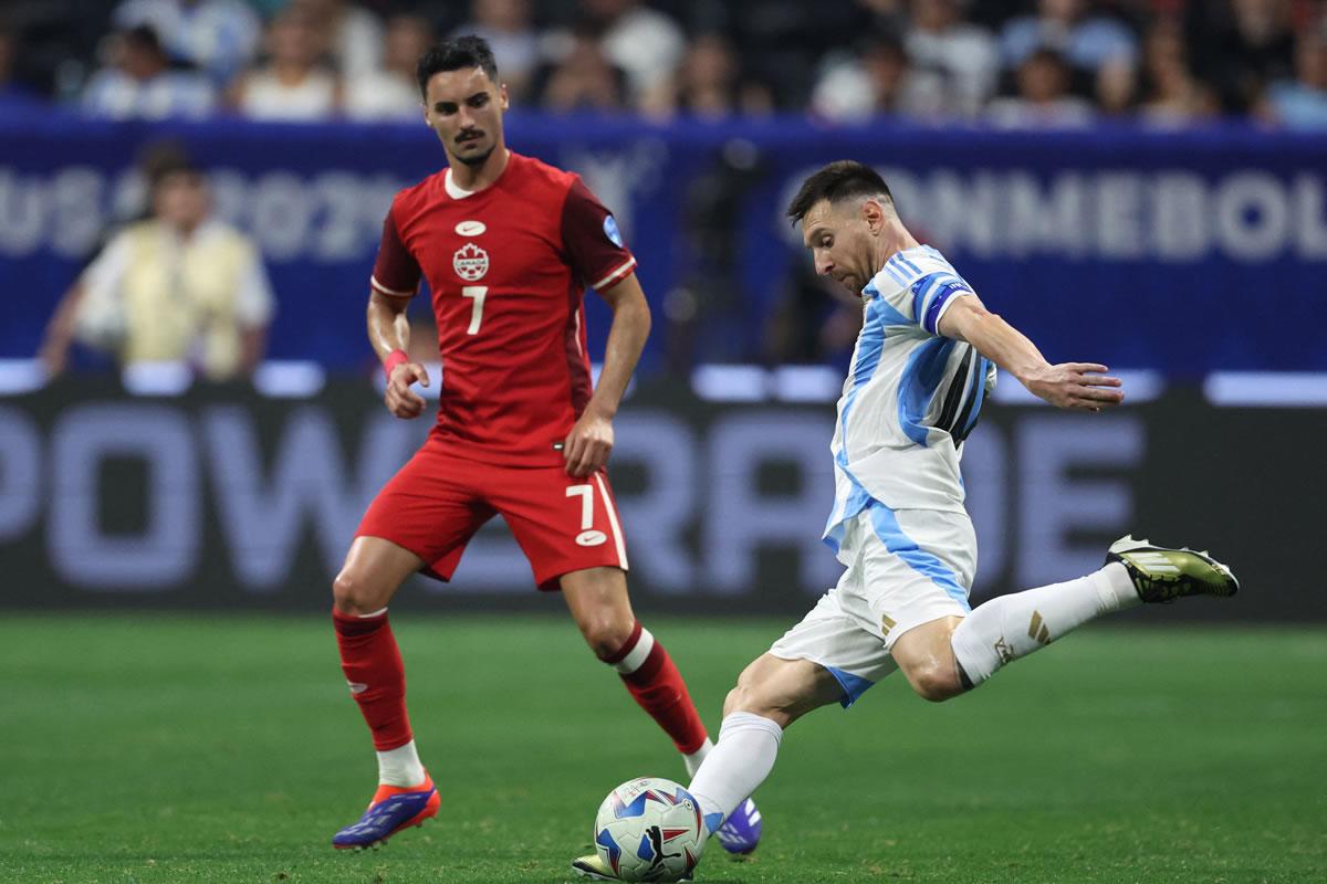 Lionel Messi lideró el ataque de la selección argentina contra los canadienses.