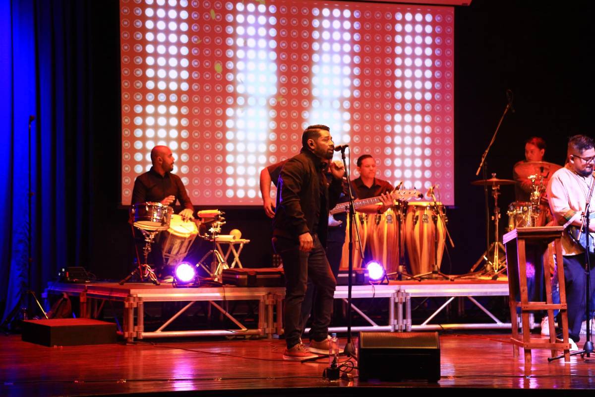 Manu Martínez y su orquesta brillan con su primer recital en San Pedro Sula