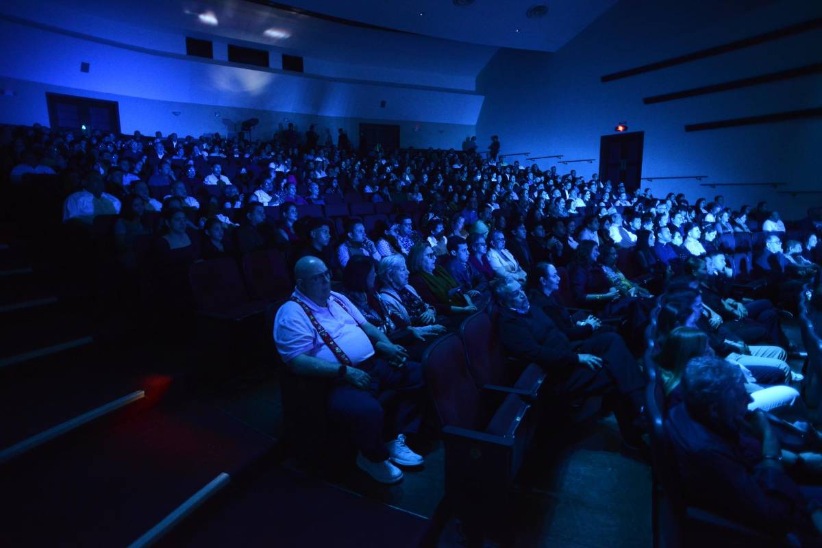 El teatro José Francisco Saybe recibió a cientos de sampedranos para disfrutar del show.
