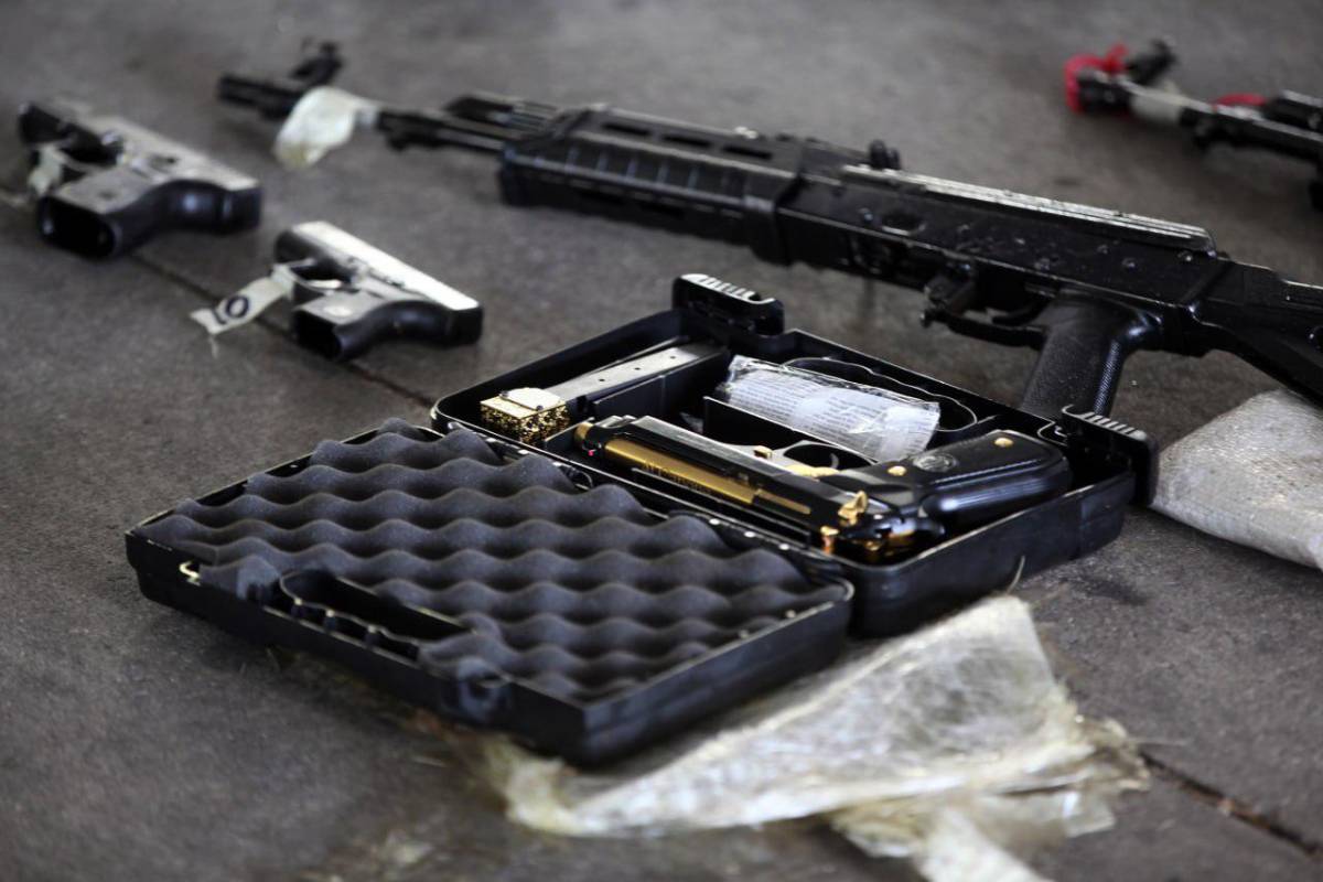 Bañadas en oro: el poderoso armamento decomisado por Honduras