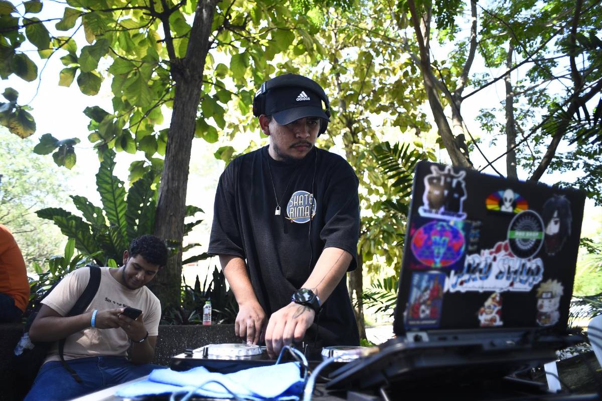 DJ anima a jóvenes mientras acuden a stands de las autoridades electorales.