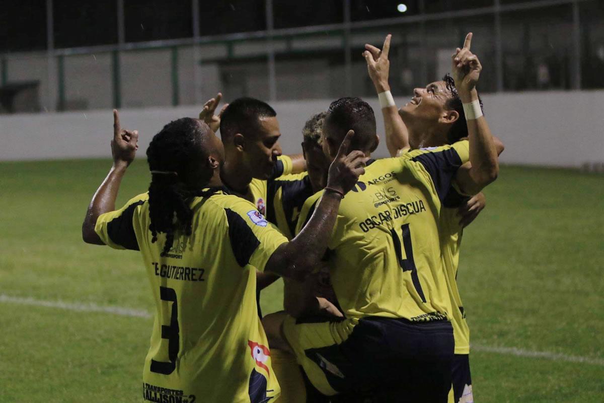 Jugadores del Génesis celebrando el gol de Erlin Gutiérrez.