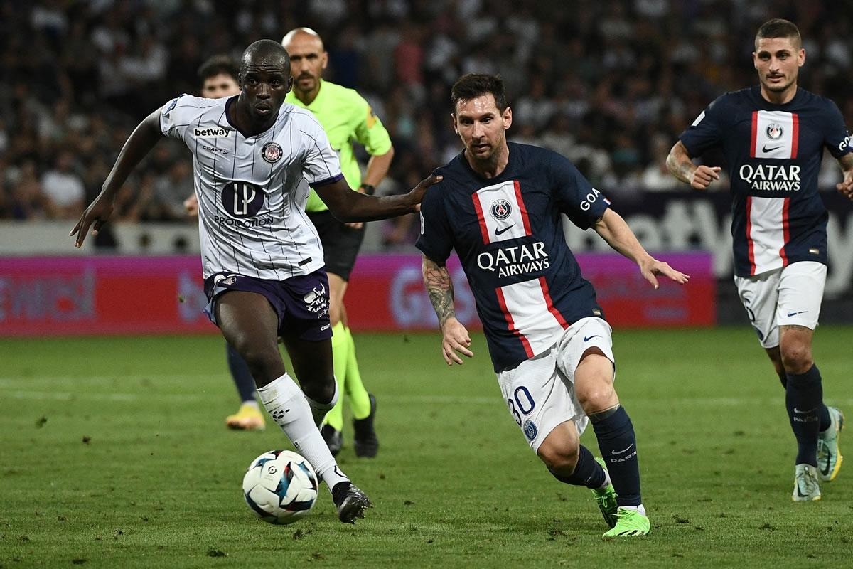 Messi lideró el juego del PSG en el campo del Toulouse.