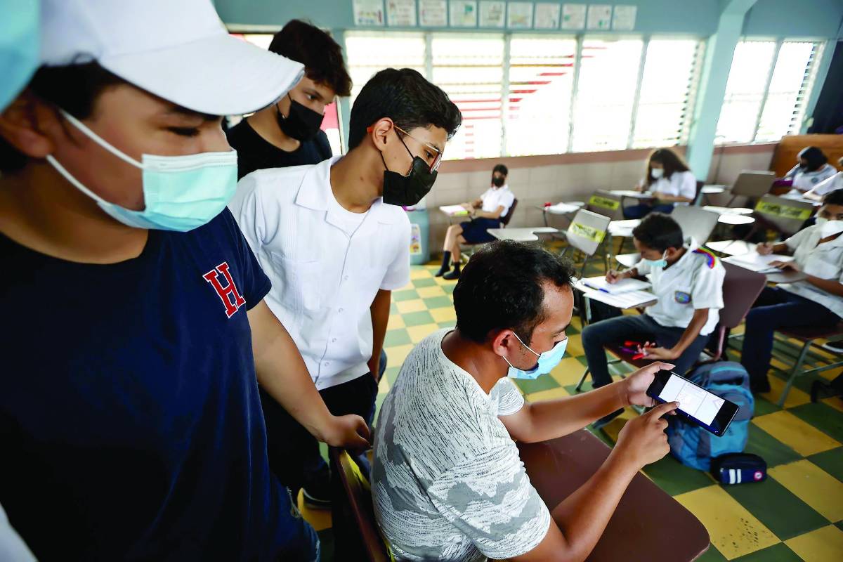 Los docentes son cargados en algunas escuelas públicas con hasta seis grados. Foto: Yoseph Amaya y video M. Valenzuela.