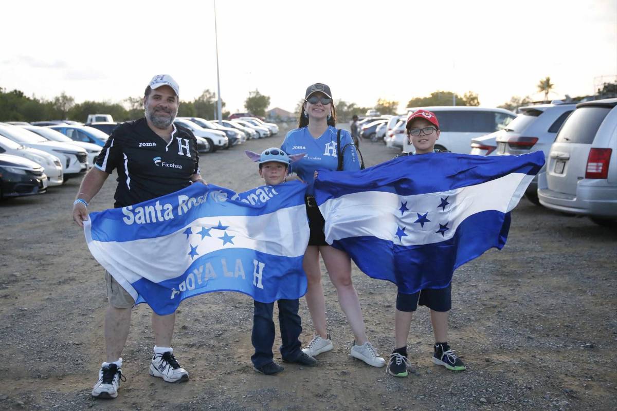 Redondo y su pareja presentes; bella catracha y mundialista en el Haití-Honduras