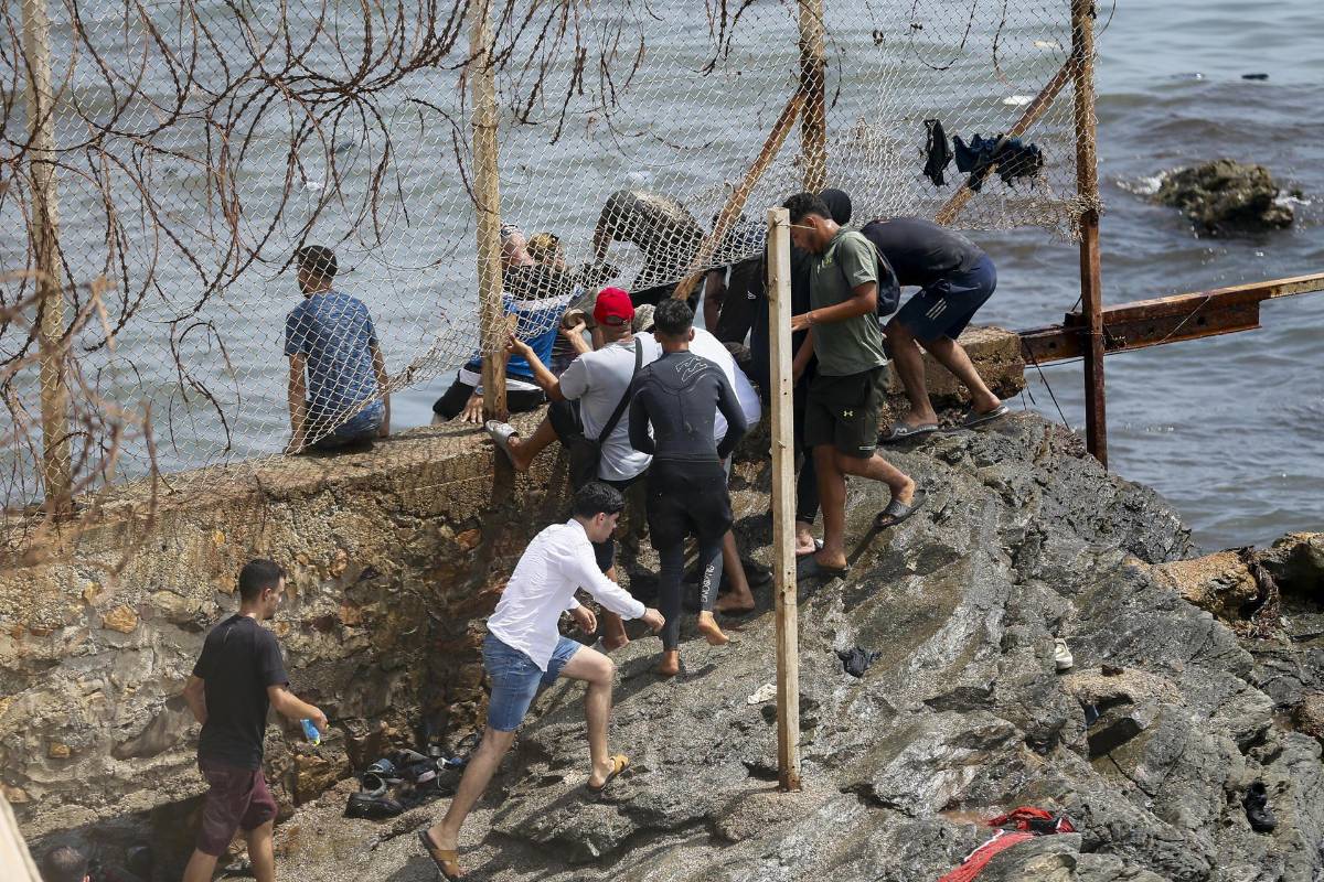 El caos se apodera de la frontera de Ceuta: miles de jóvenes quieren llegar a España