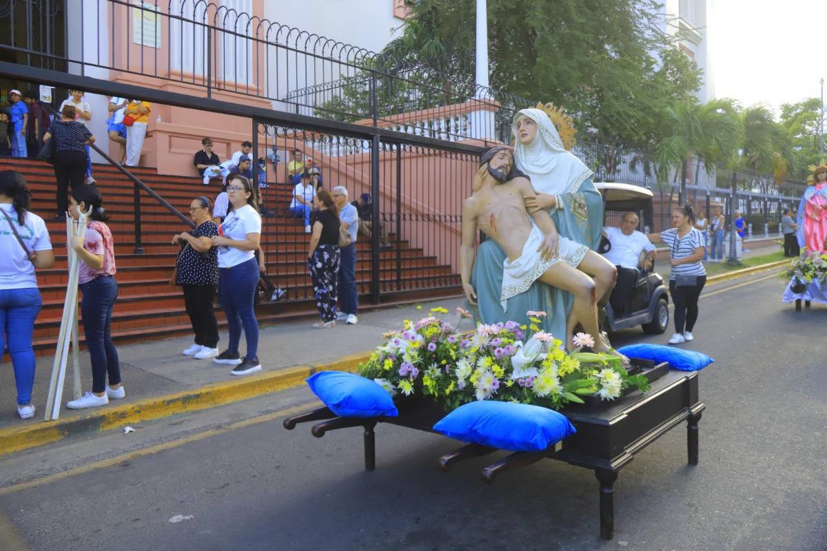 Miles de sampedranos acompañan procesión del Santo Entierro