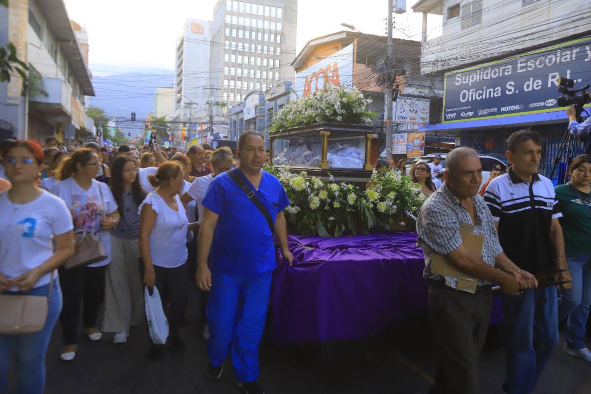 Miles de sampedranos acompañan procesión del Santo Entierro