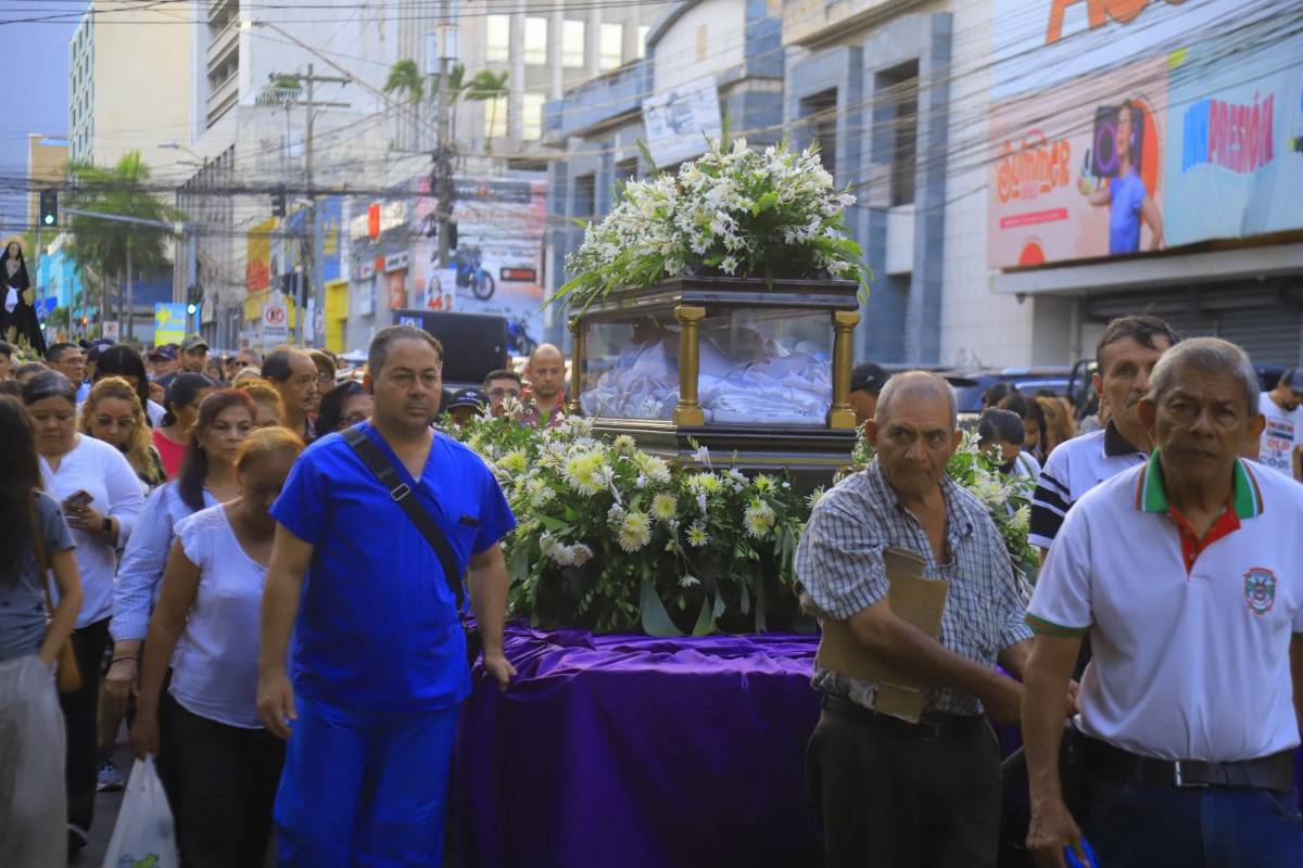 Miles de sampedranos acompañan procesión del Santo Entierro