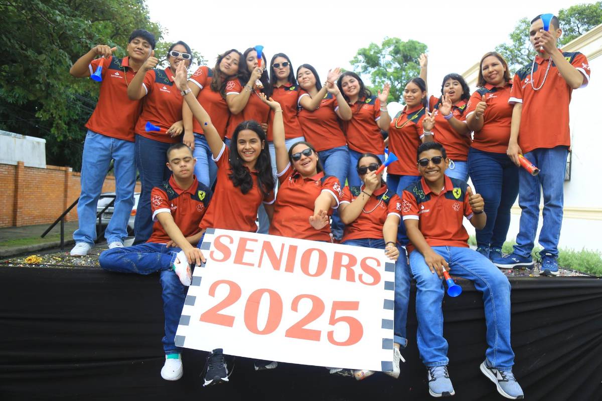 Los chicos posaron para la foto del recuerdo junto a su maestra guía, Edith Medina.