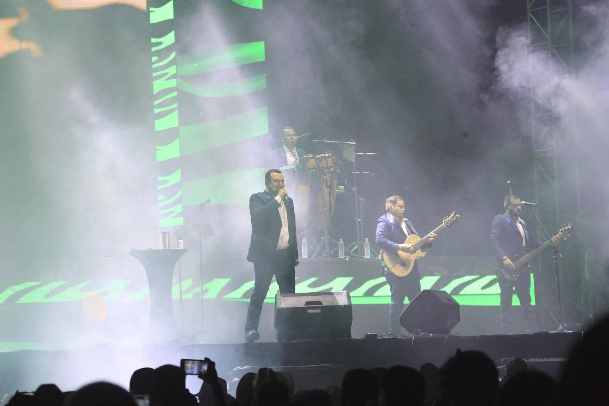 Luis Ángel El Flaco y Conjunto Primavera protagonizan tremenda fiesta romántica
