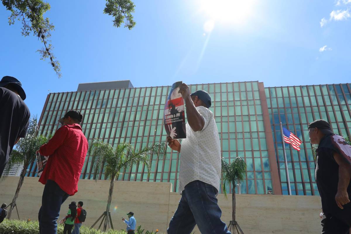 Protestan frente a la Embajada de EEUU en Honduras por el perdón de Trump a JOH