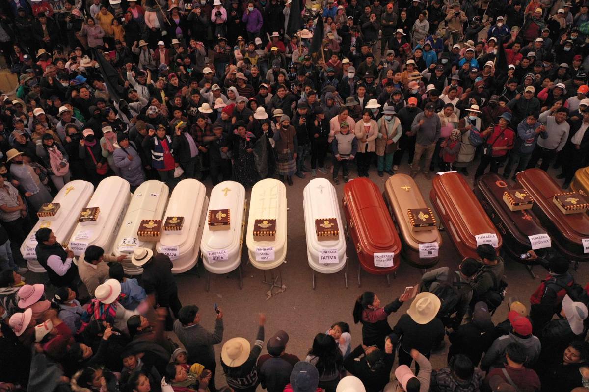 Investigan por genocidio a presidenta de Perú tras decenas de muertos
