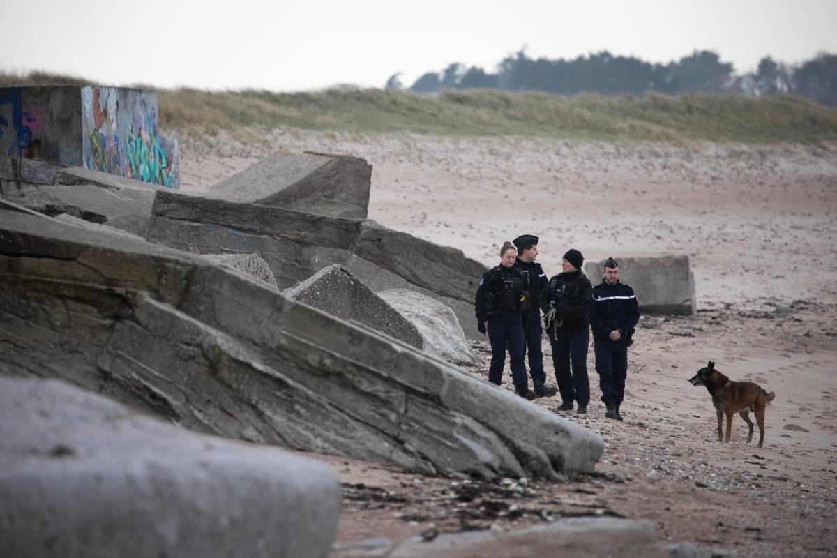 La policía francesa vigila la playa tras decomisar varios kilos de cocaína.