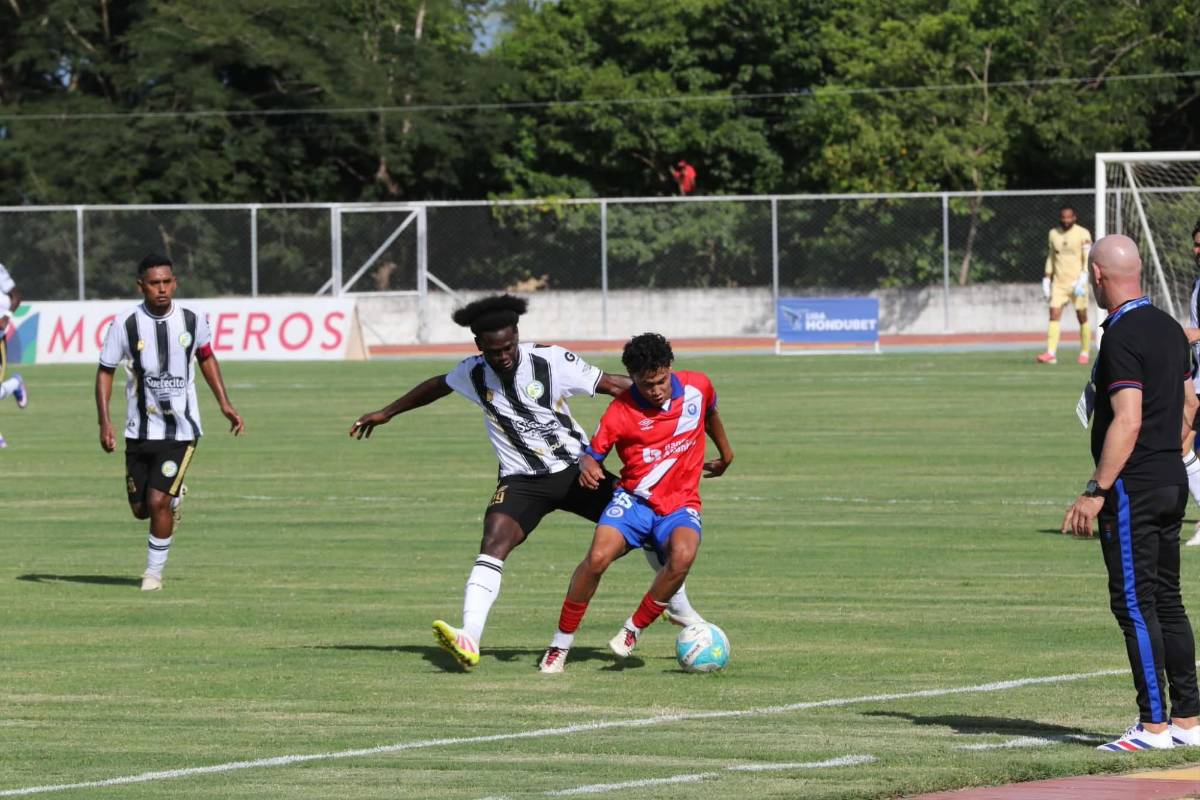 Chica de negro enamora, el penal que pidió Olimpia e insólita expulsión en Catacamas