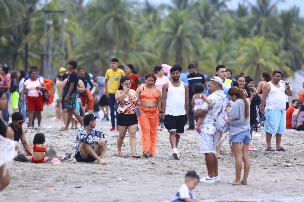 Veraneantes disfrutan de las playas de Tela bajo nubarrones grises
