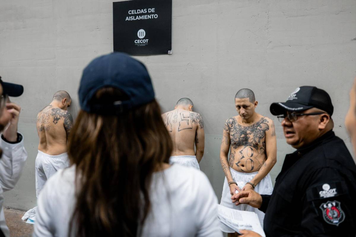 Noem recorre la megacárcel salvadoreña con migrantes detenidos