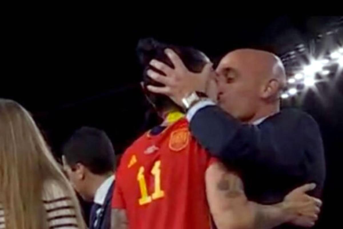 El momento del beso de Luis Rubiales a Jenni Hermoso.