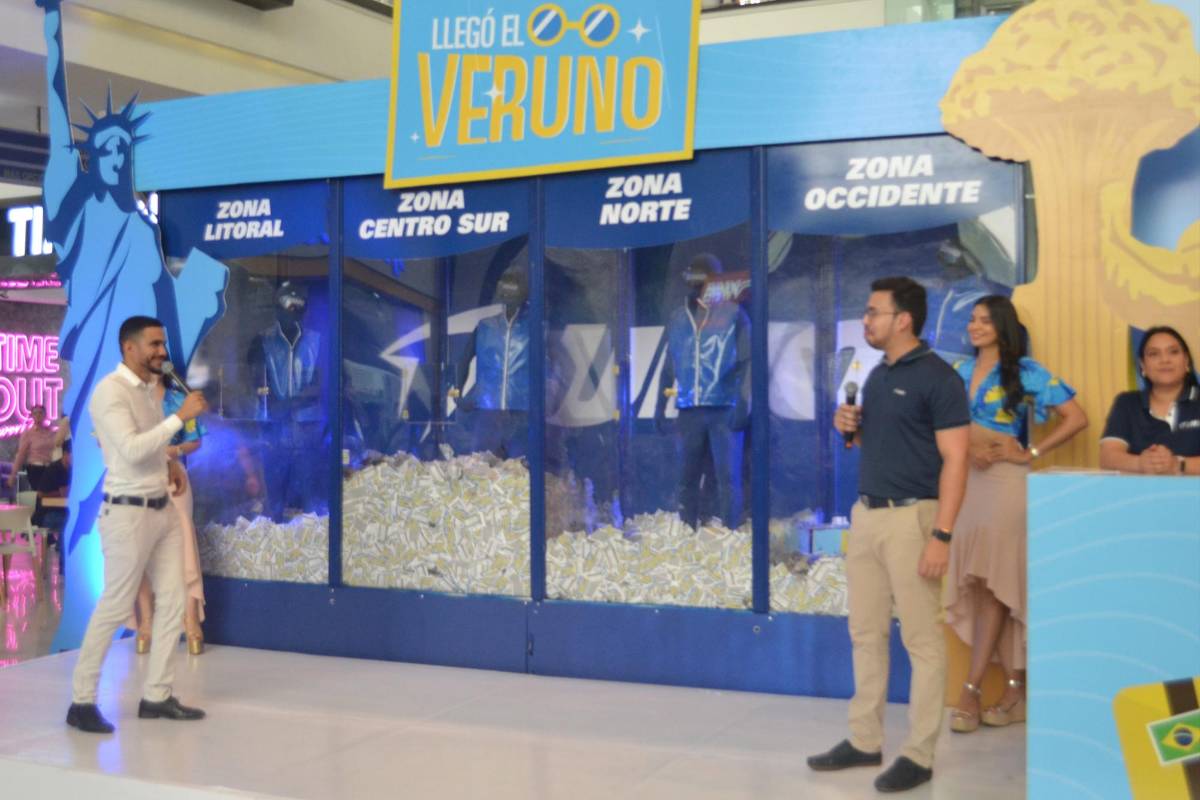 Eduardo Idiáquez, coordinador de Marca UNO, junto a Carlos Zúniga, dirigieron el sorteo.