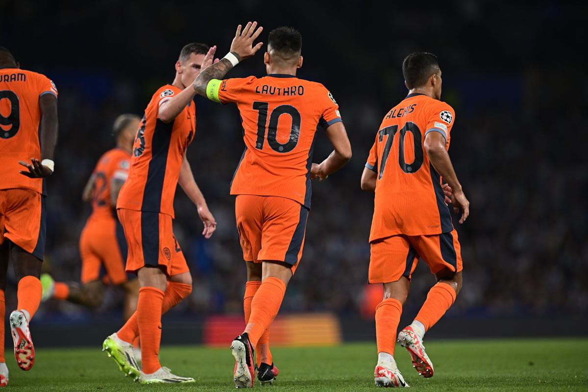 Lautaro Martínez festejando su gol con sus compañeros.