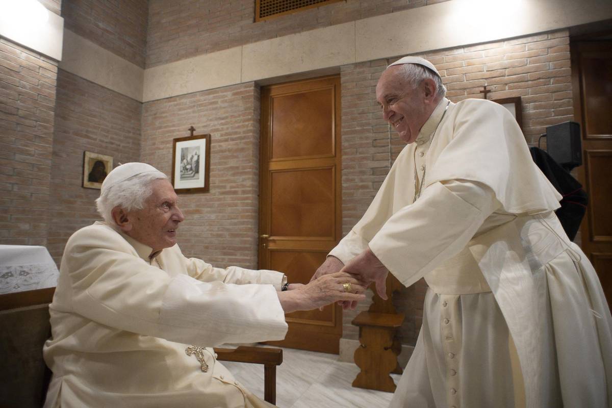 Benedicto XVI sigue estable y ha podido asistir a una misa en su habitación