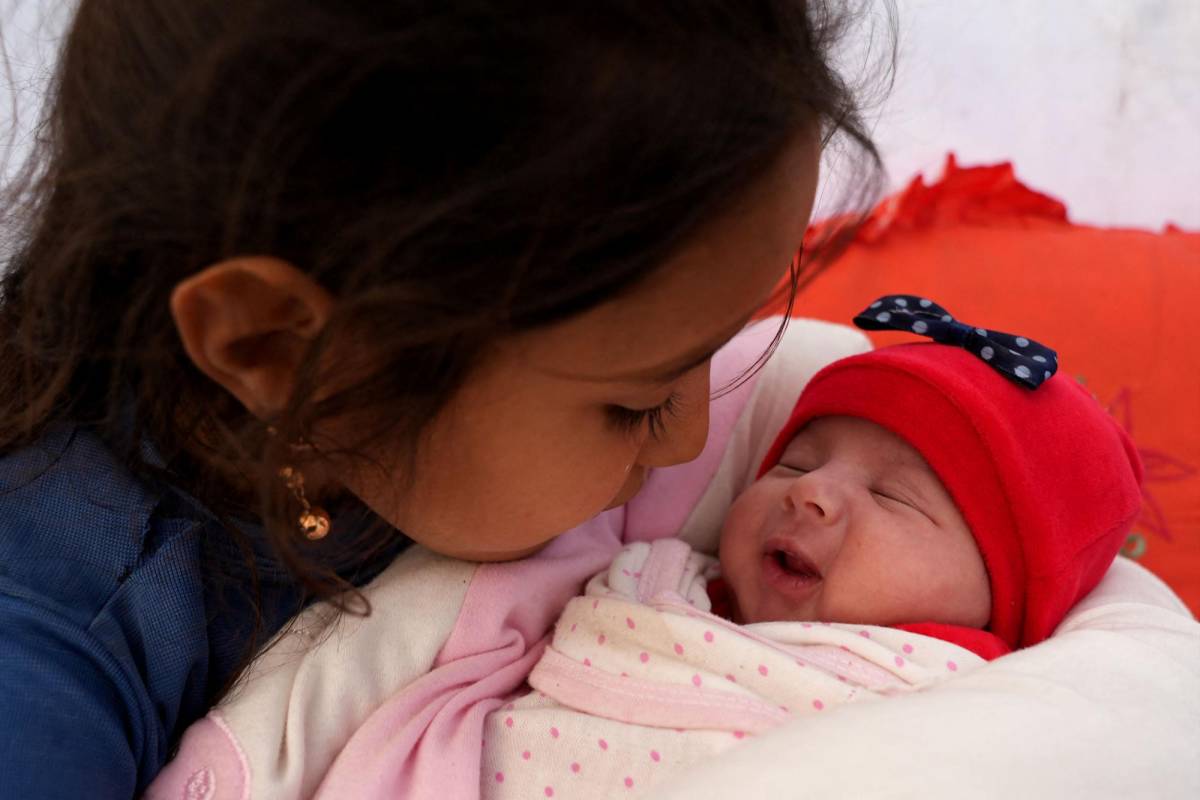 Adoptan a la bebé que nació bajo los escombros del terremoto