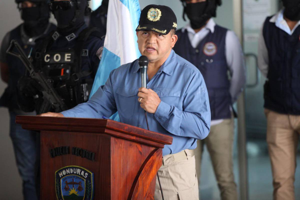 Bañadas en oro: el poderoso armamento decomisado por Honduras