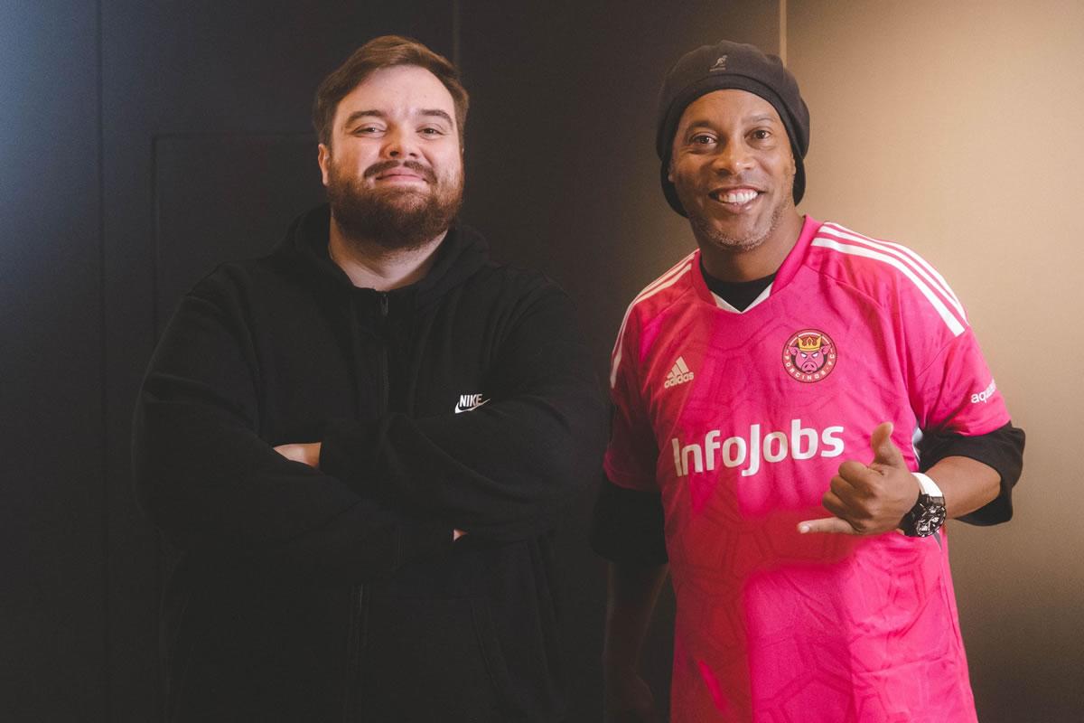 El streamer Ibai Llanos posando con Ronaldinho.