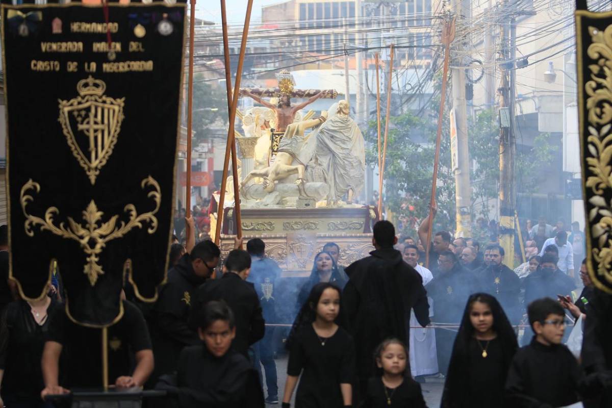 Santo Entierro: entre silencio y fe, fieles acompañan el cuerpo de Jesús