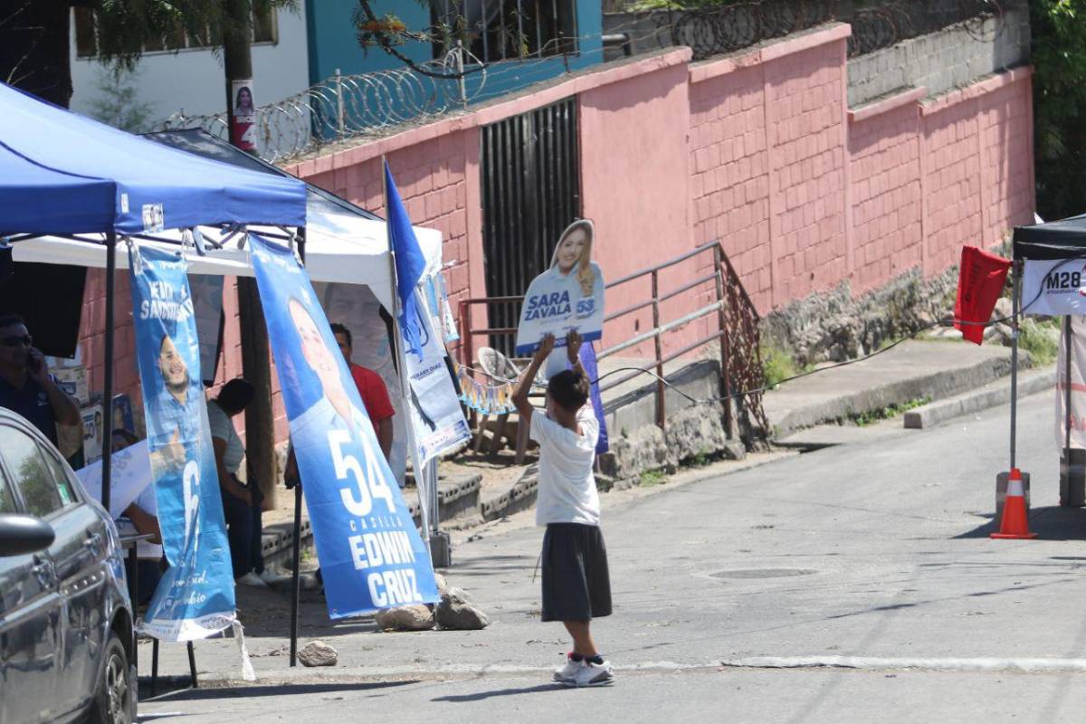 Reinstalan carpas con propaganda previo a elecciones en Tegucigalpa