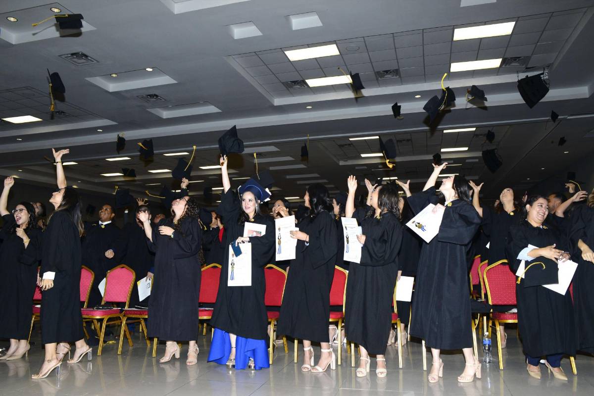 UNAH-VS gradúa a 430 nuevos profesionales