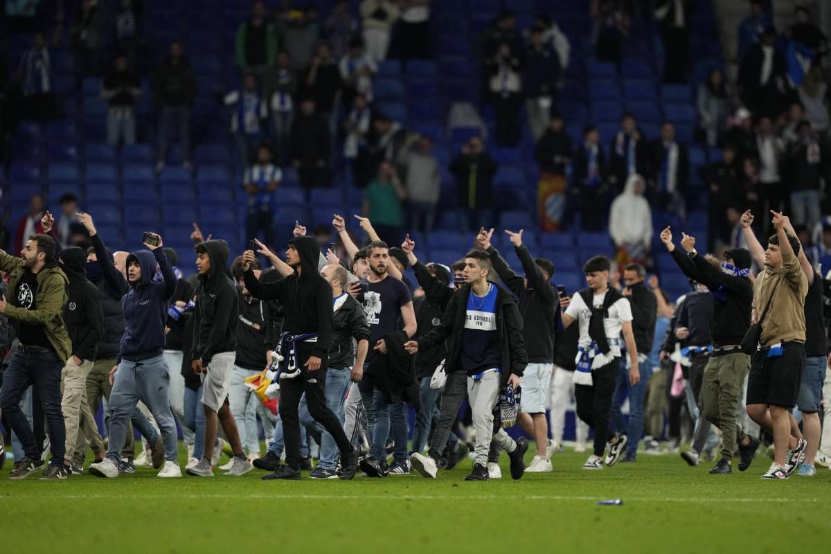 Aficionados del Espanyol invadieron el campo en el momento que los jugadores del Barcelona celebraban la obtención de la Liga. Todo quedó en susto afortunadamente.