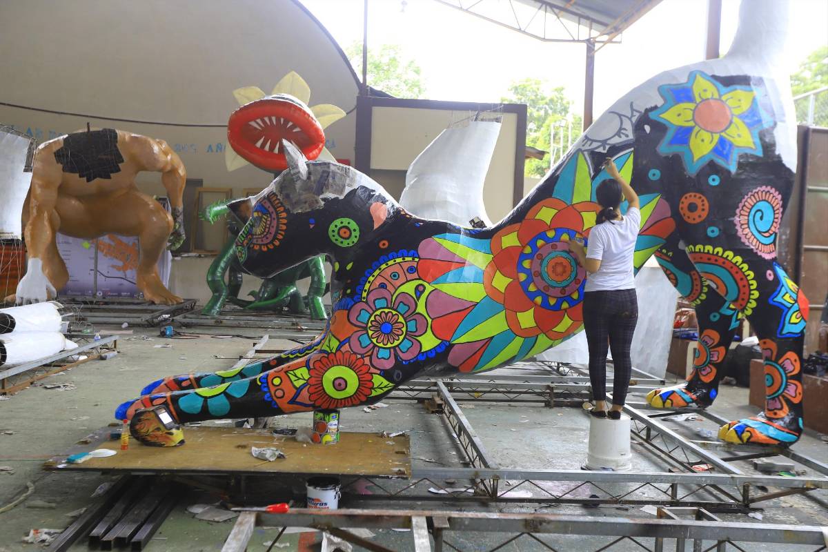 Durante varios meses los trinitecos se reúnen en la plaza Jerusalén, que es el lugar en donde surge la magia de las chimeneas.