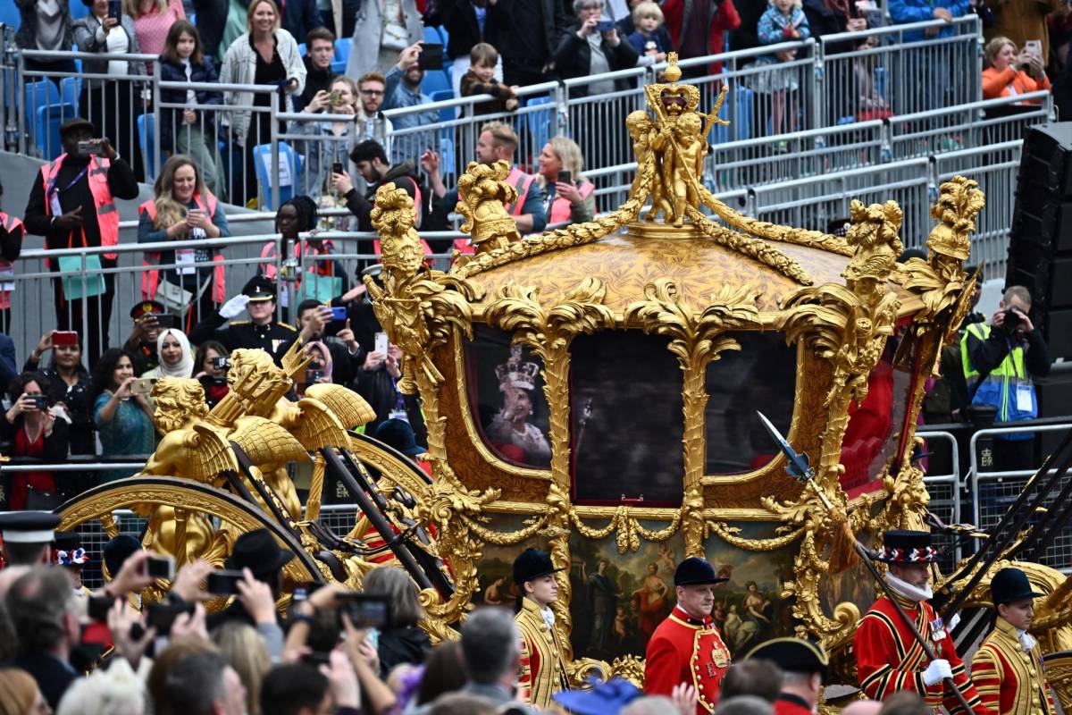 Por primera vez en veinte años se pudo observar la ostentosa carroza de oro que se utilizó para llevar a Isabel II a la Abadía de Westminster cuando fue coronada en junio de 1953.