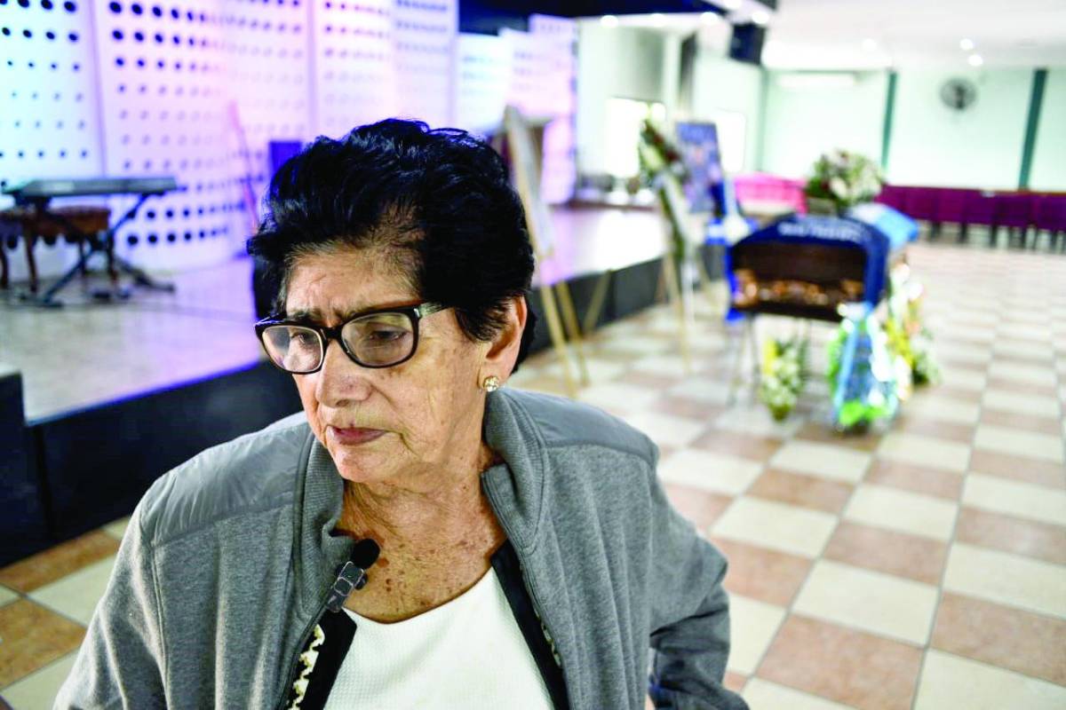 “Mi muchachito era muy querido por muchas personas. me siento alegre de haber podido despedirme de él”: Rosa Sandoval, madre de Maynor Suazo.