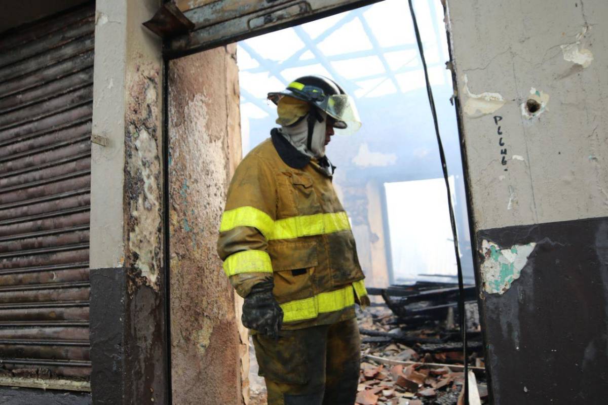 Así fue el voraz incendio que consumió el edificio Chinda Díaz en Tegucigalpa