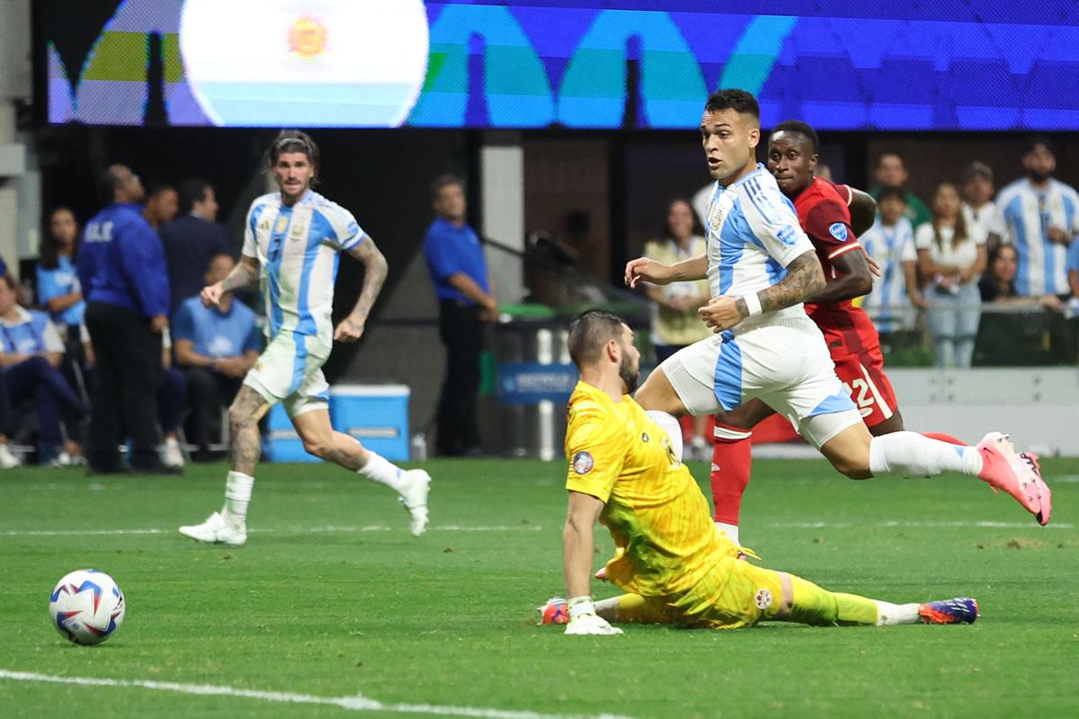 Lautaro Martínez venció a Maxime Crepeau con un disparo por bajo tras la asistencia de Messi.