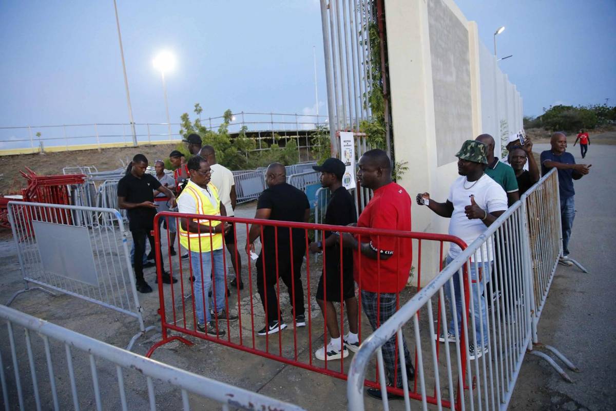 Redondo y su pareja presentes; bella catracha y mundialista en el Haití-Honduras