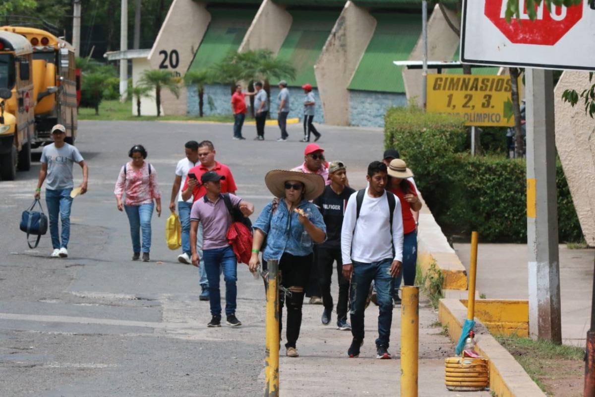 Cientos de militantes de Libre pasaron la noche en la Villa Olímpica de Tegucigalpa.