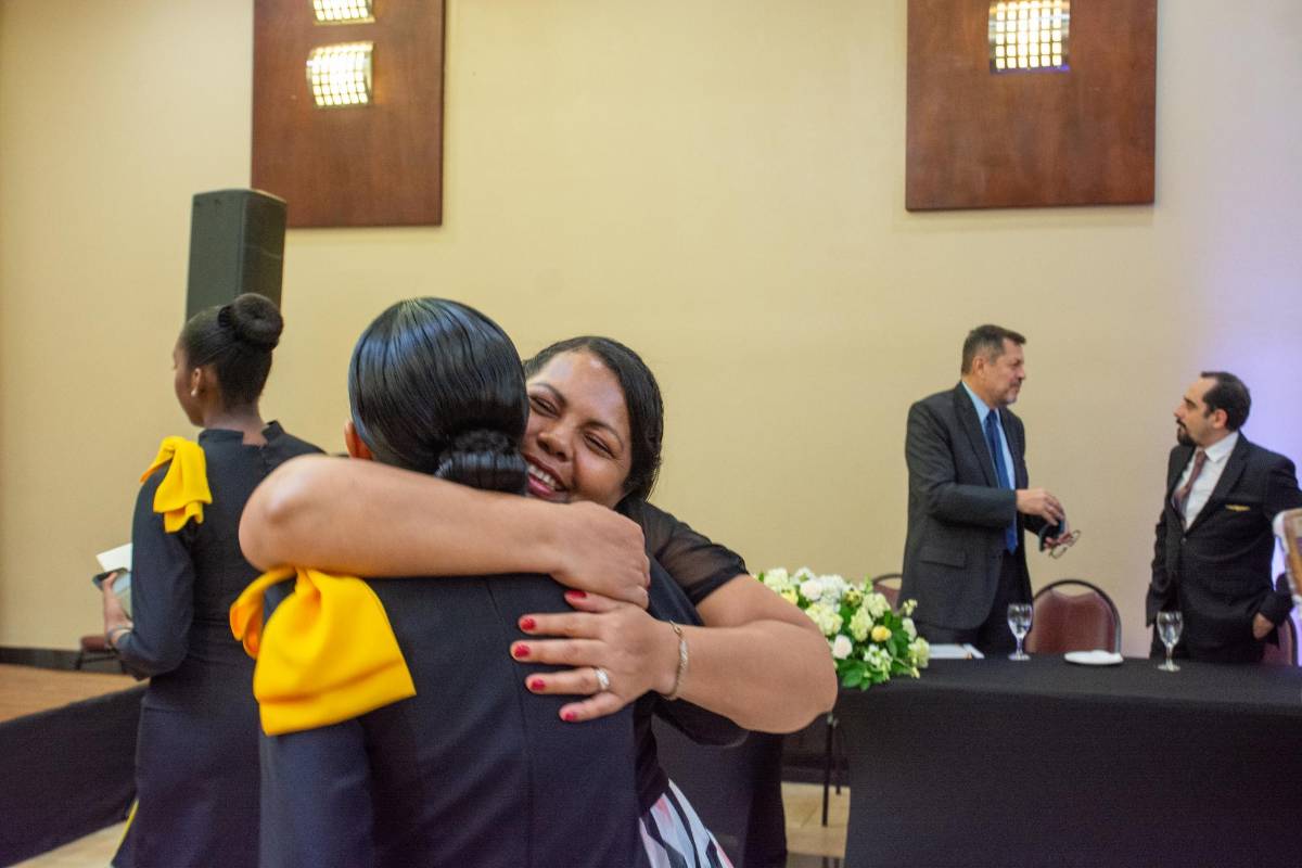 Abrazos, el amor y regocijo adornó la realización de los actos protocolarios.