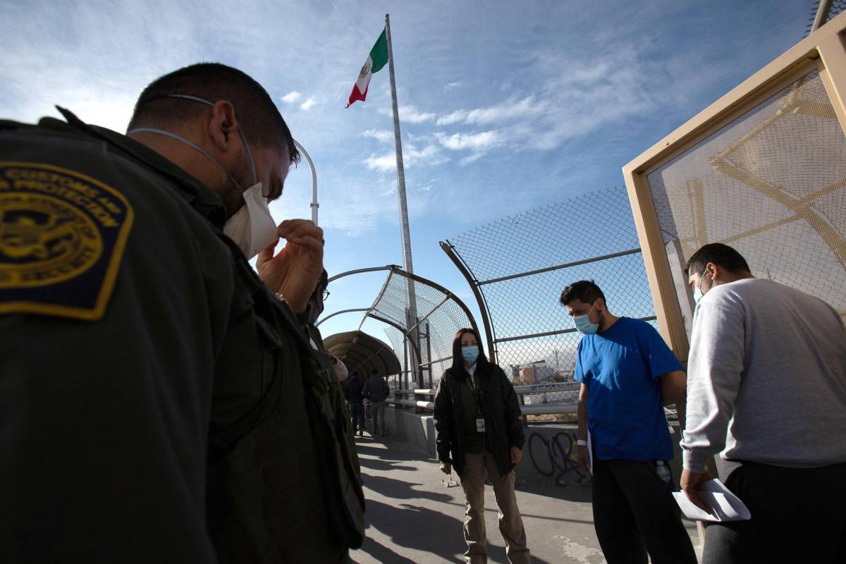 Los migrantes hondureños devueltos a México permanecen en un albergue en Ciudad Juárez a la espera de que se resuelva su solicitud de asilo.