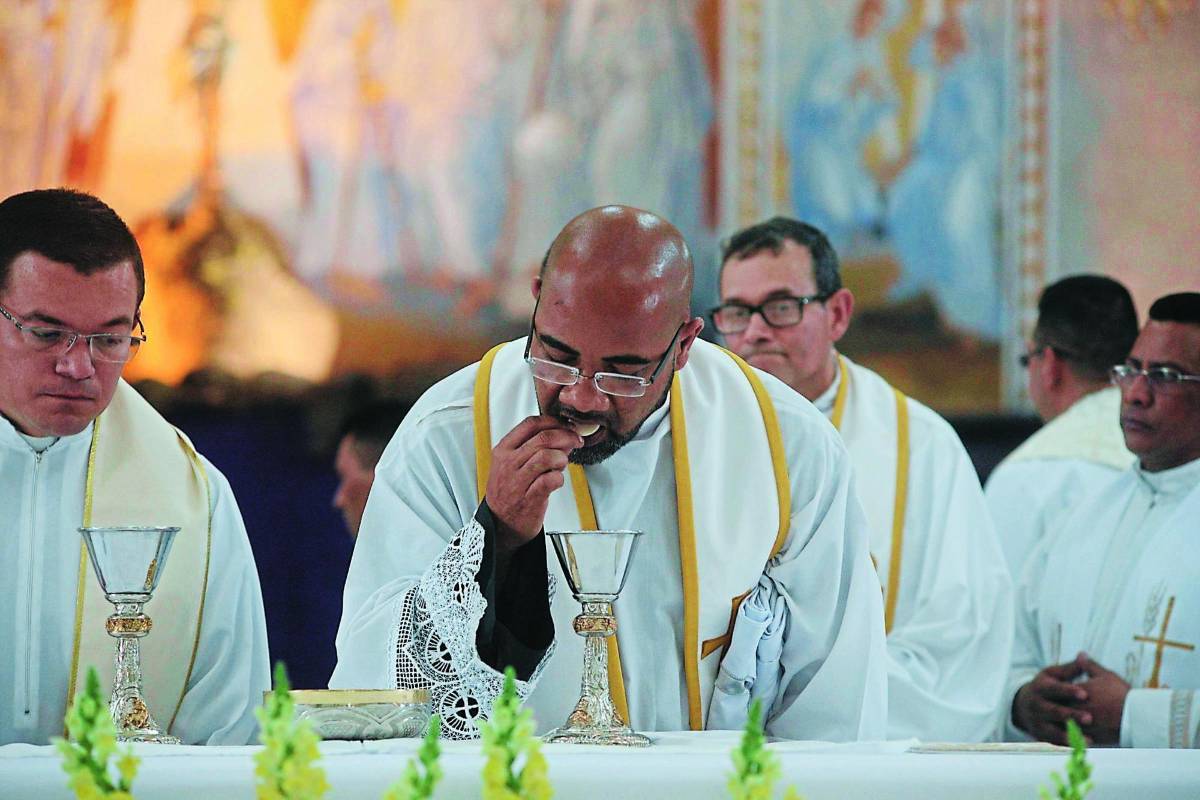 Padre expulsado de Nicaragua celebra misas en la Rivera Hernández