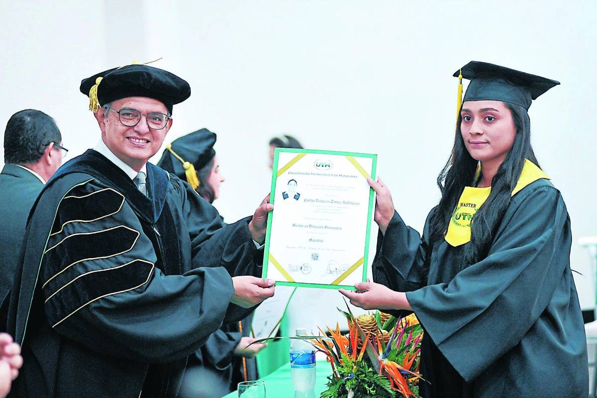 Solemnes actos de graduación de UTH en Tegucigalpa