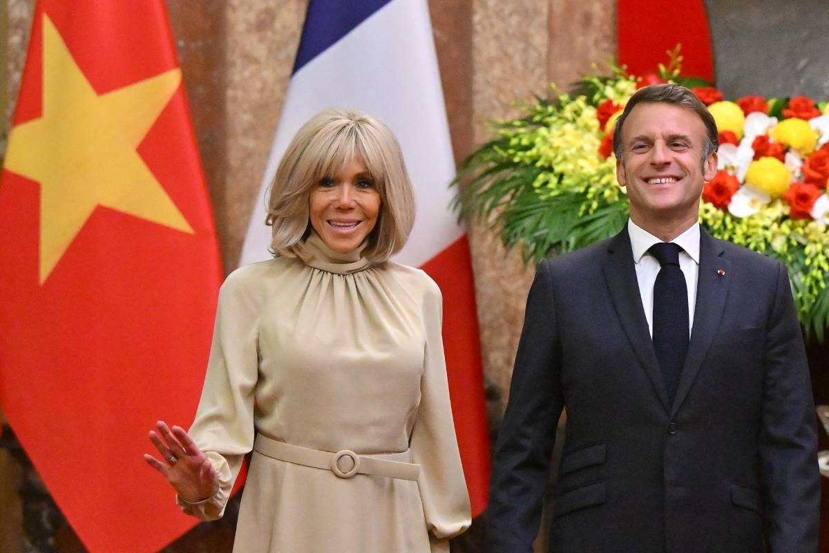 Macron y su esposa reaparecen sonrientes tras polémica por bofetada