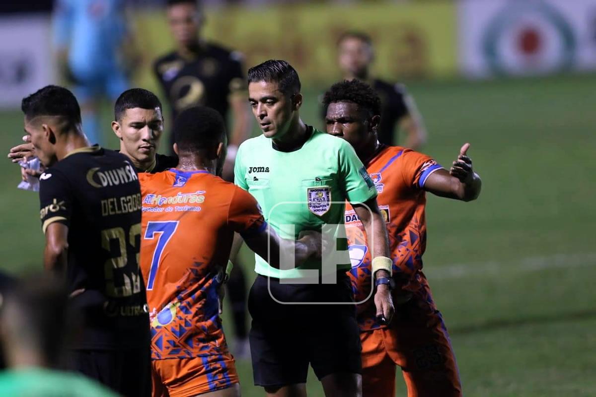 ‘Machuca‘ Ramírez reclamando al árbitro Luis Mejía por haberlo expulsado.