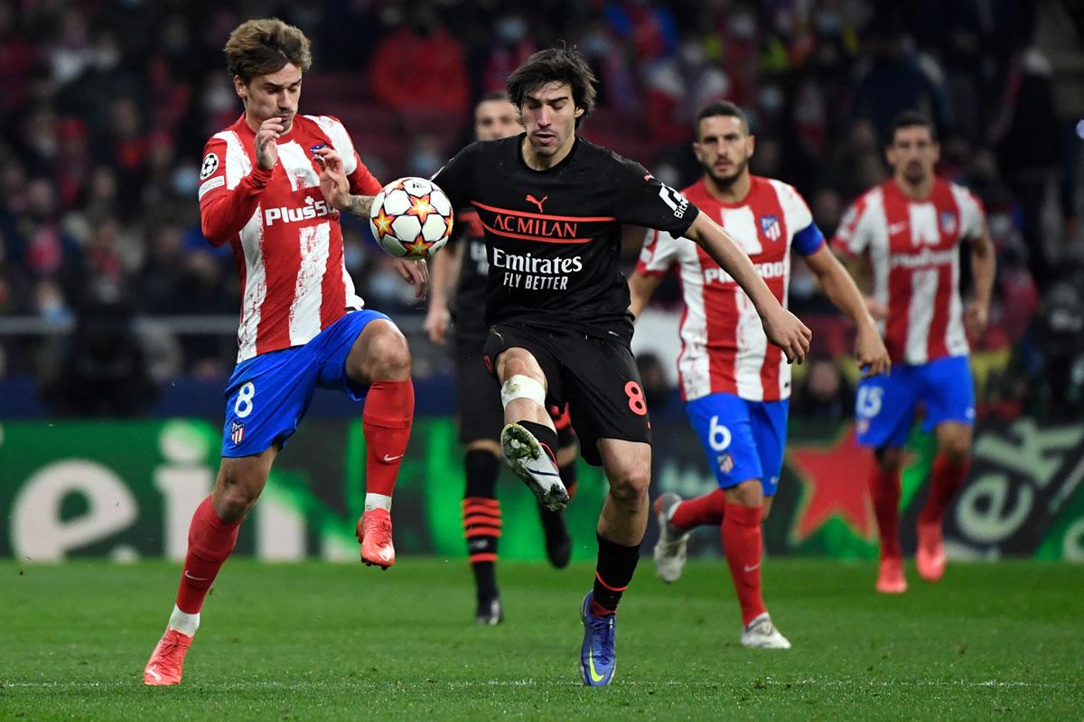 Antoine Griezmann disputando el balón con Sandro Tonali.